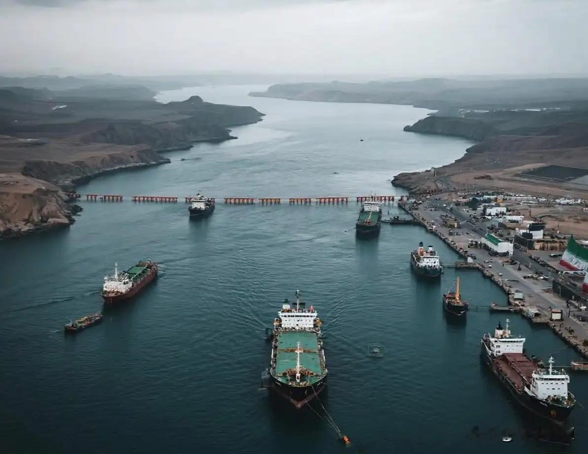 封锁霍尔木兹海峡：一把双刃剑的战略算计

霍尔木兹海峡，这条承载着全球近三分之一