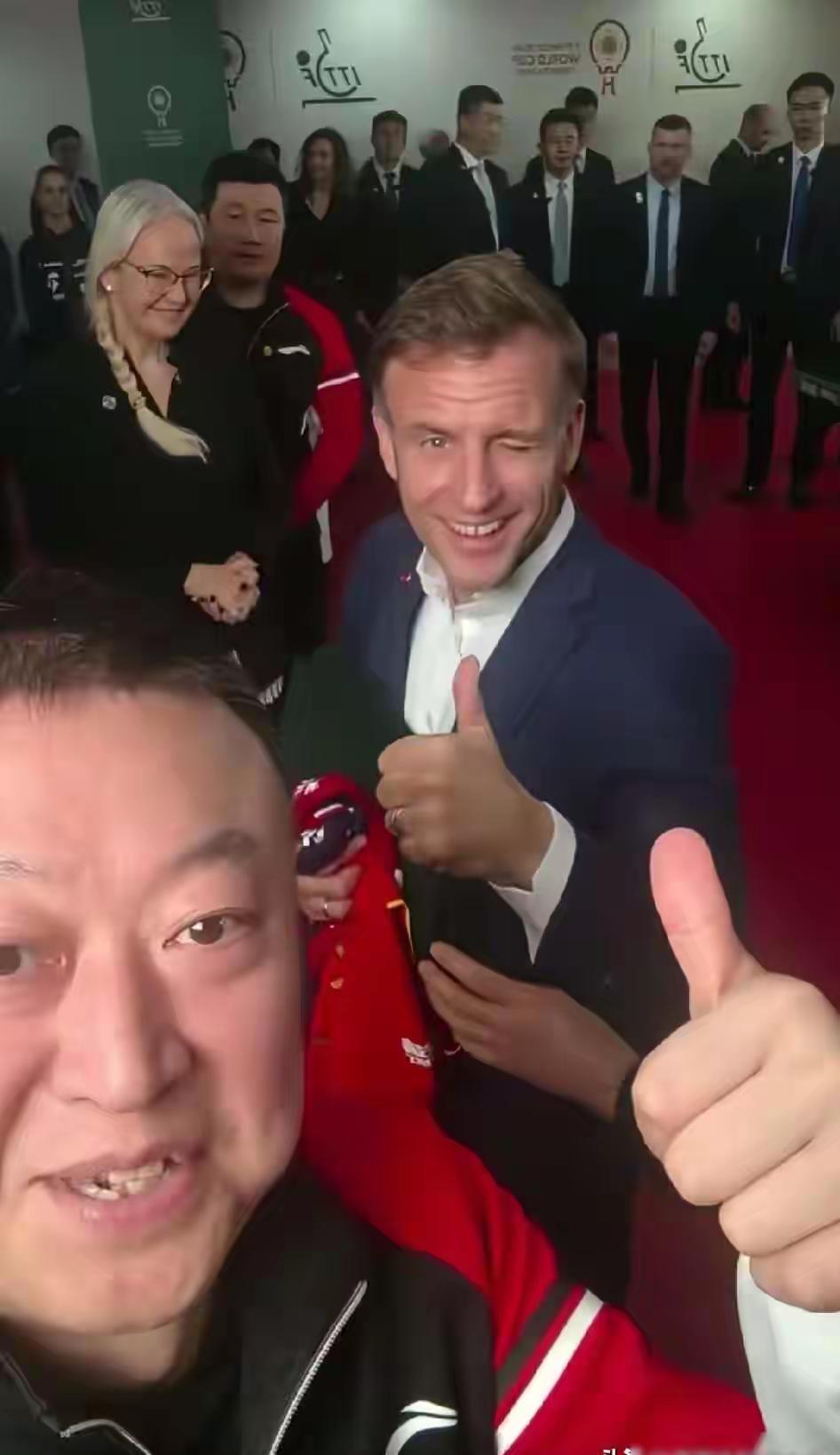 那一刻，马琳掏出手机自拍了。
马克龙走上前，歪头比V，全场都软了。
别小看这一笑