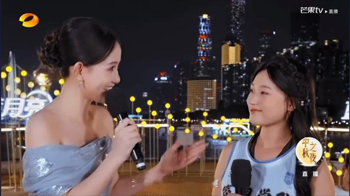 湖南秋晚把心事说给蓝月亮听一件球衣，承载女孩滚烫的热爱与闪闪发光的青春，来湖南卫