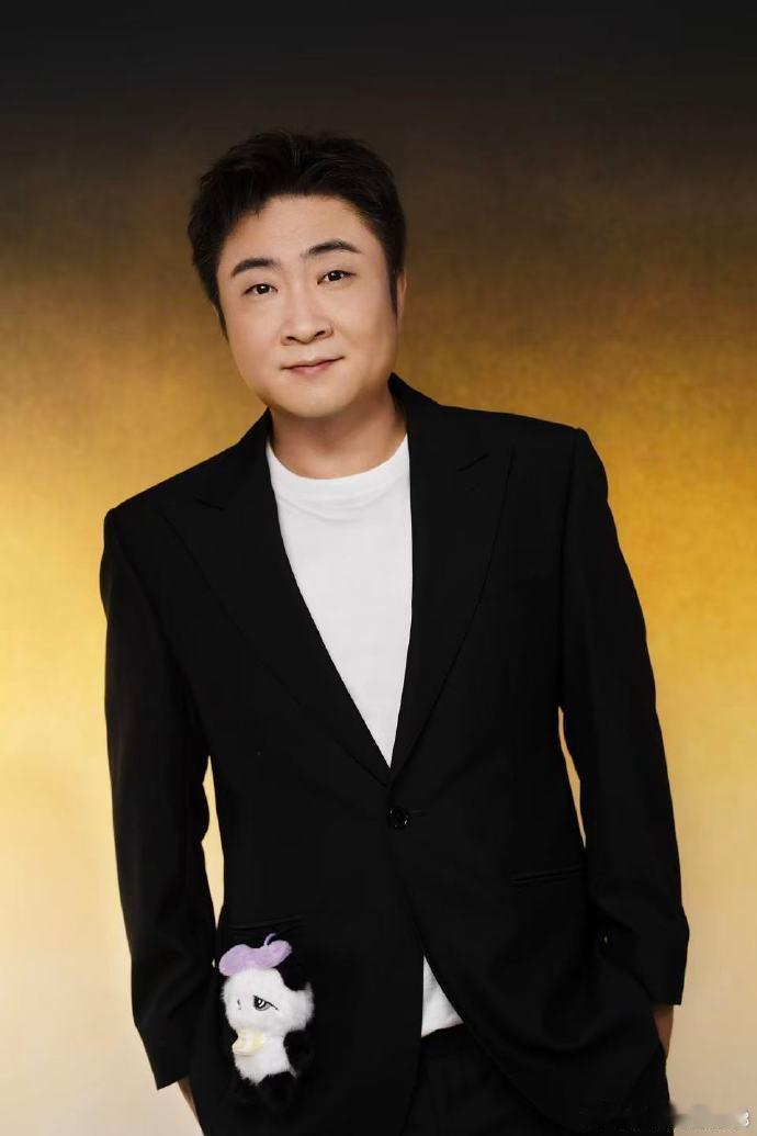 乔杉带着熊猫胡胡来给内娱点萌度 被乔杉身边的熊猫胡胡狠狠拿捏，圆脸蛋大眼睛萌到心