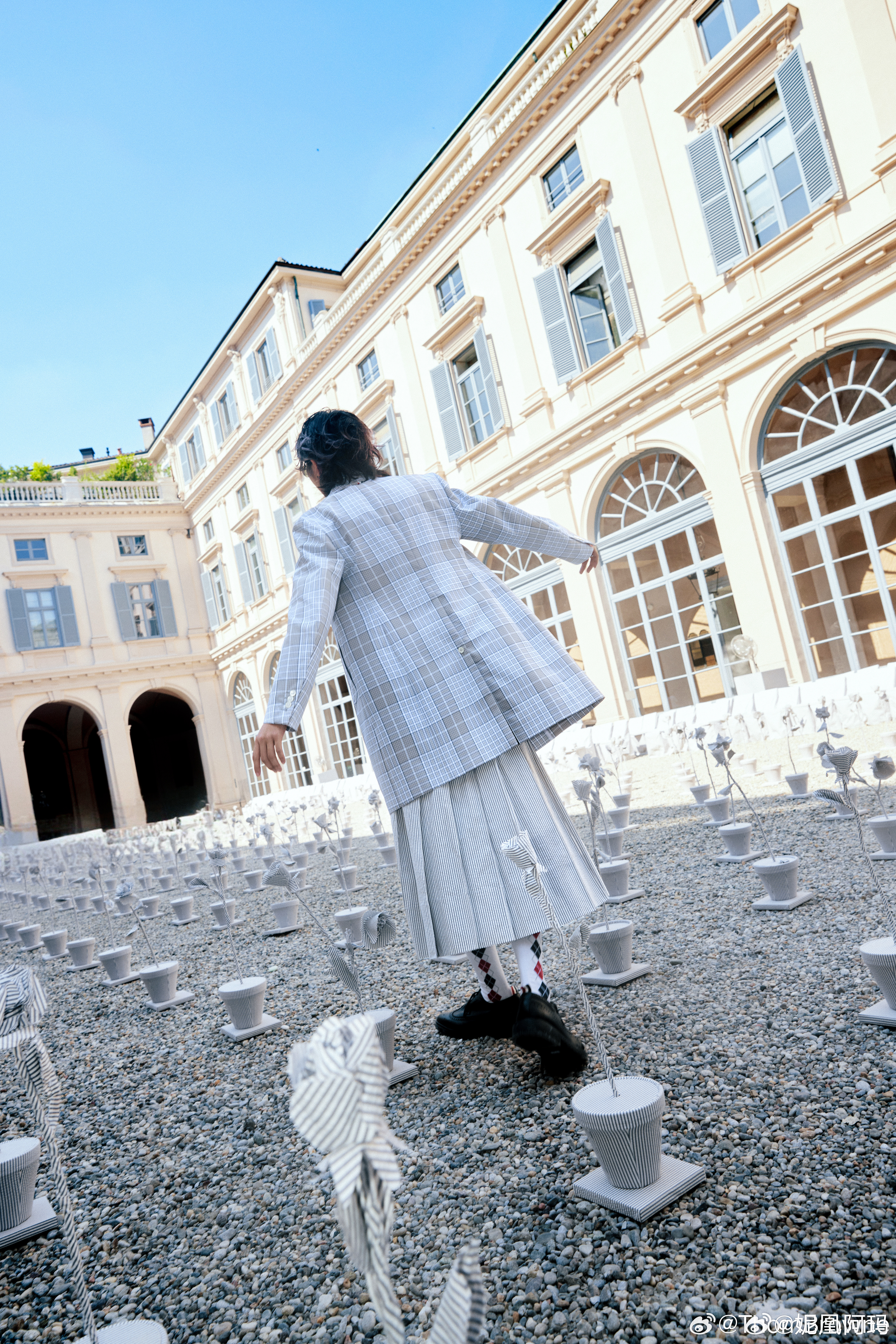 蔡徐坤蔡徐坤 身着 thom browne 2027春夏系列，出席米兰2027春