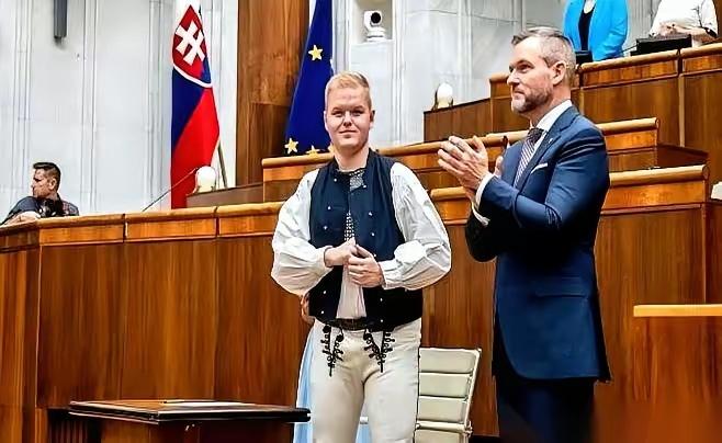 斯洛伐克，这名字在地图上都得仔细找的欧洲小国，最近居然直接指着日本鼻子骂开了。原