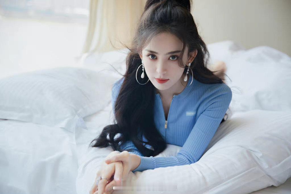 古力娜扎的一组淡蓝色私服穿搭 