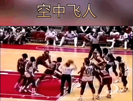乔丹因为这个扣篮被誉为“空中飞人”
这是最好看的扣篮
飞一般的感觉