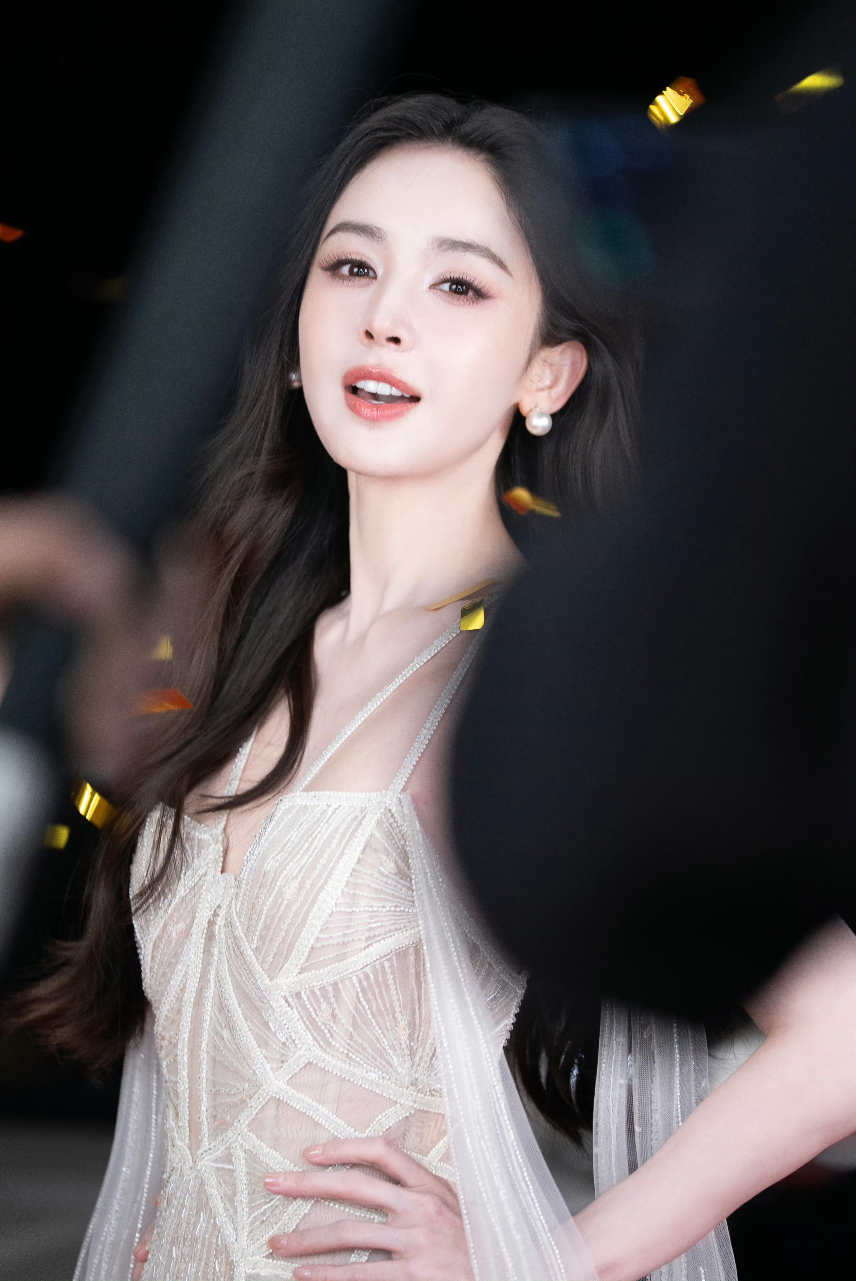 娜扎  这是谁在认真的化妆，原来是娜扎！