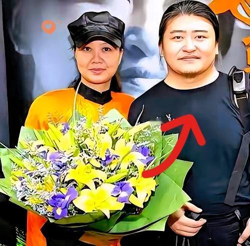 真给我看懵了，刘欢女儿婚礼上白花、白发箍、白花束全安排上了。白婚纱确实挺美，这个