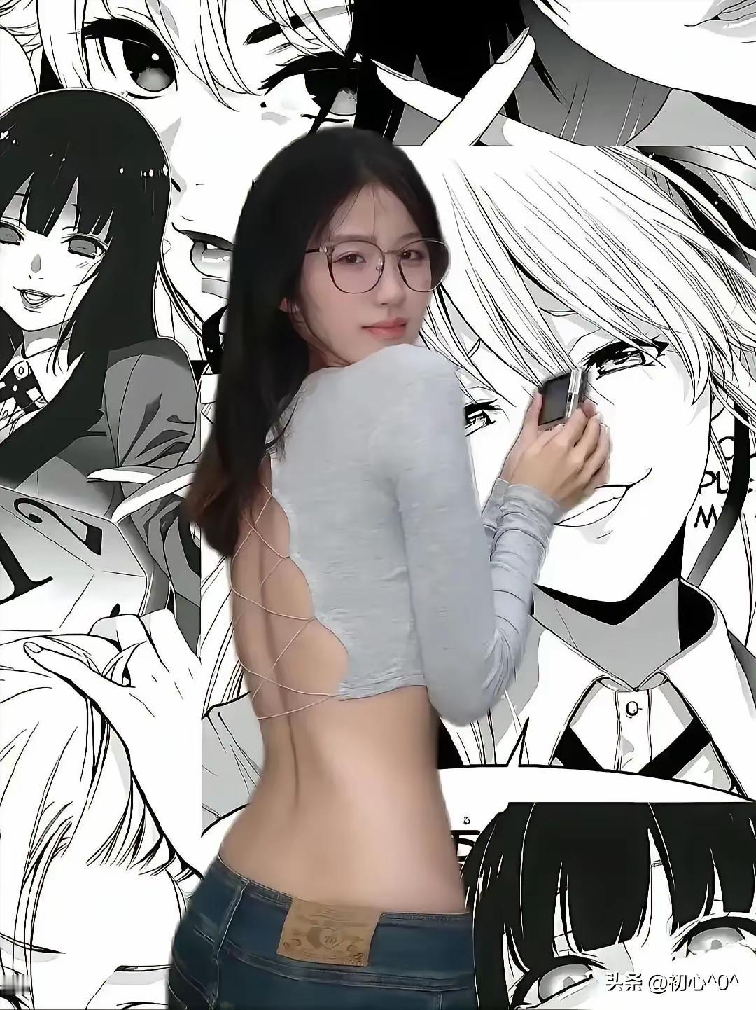 灰衣露背设计碰撞黑白漫画背景，在次元交界间，她以随性姿态定格，把现实与动漫的张力