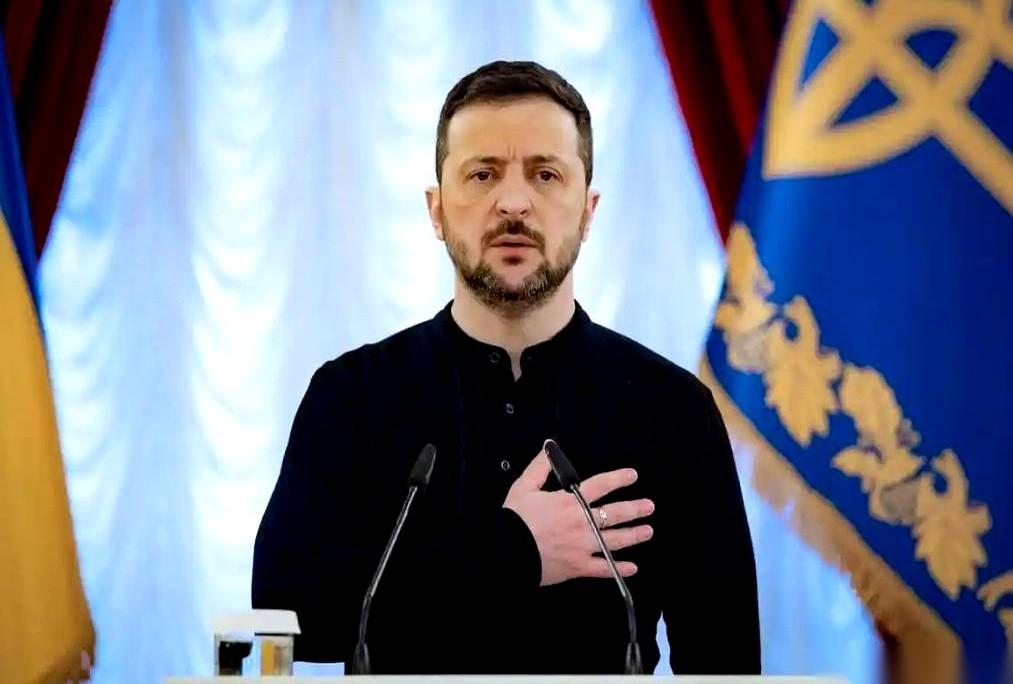 全世界都以为他会第一个拎包跑路。
一个喜剧演员，对手是世界第二军事强国，剧本都写