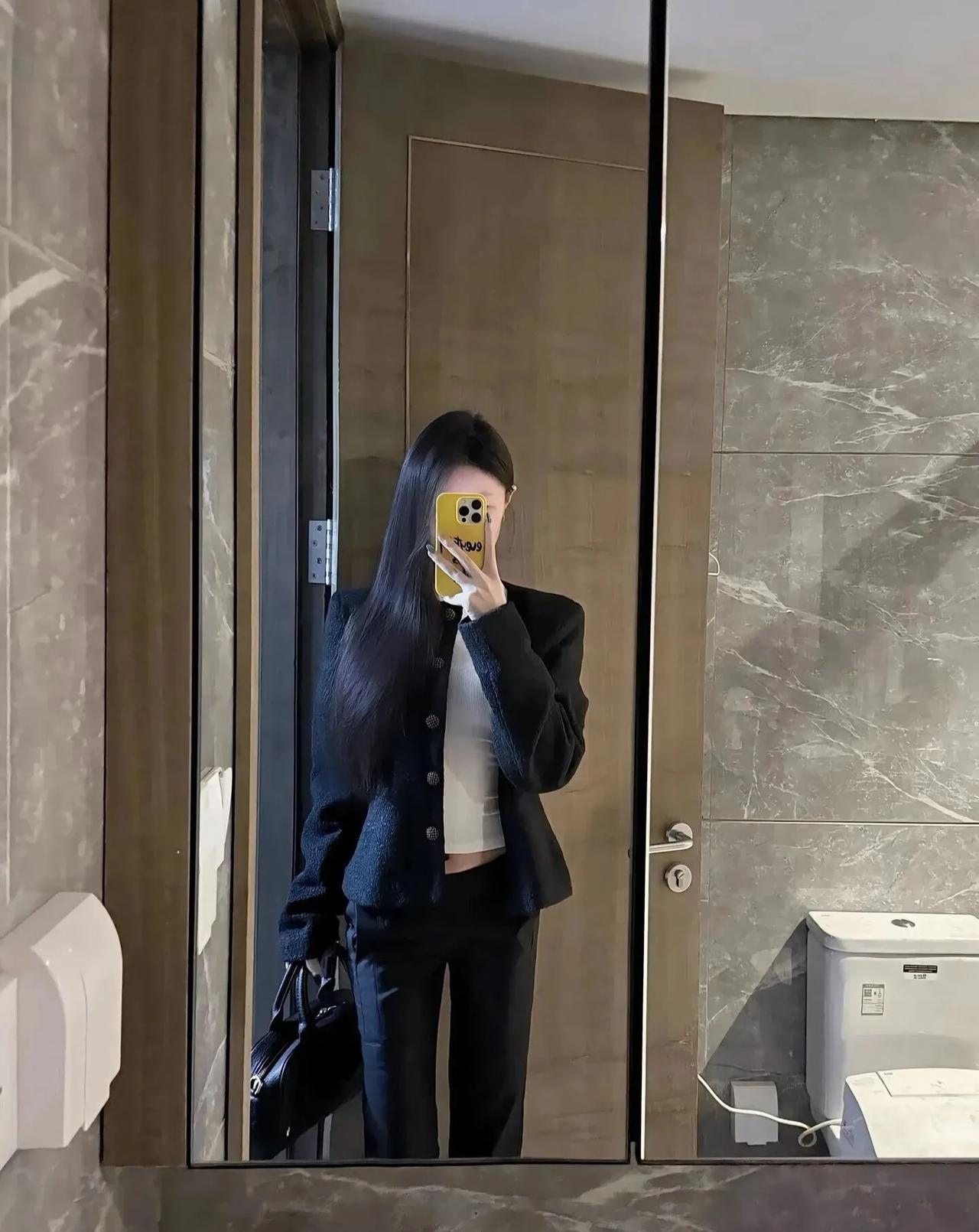 女生可以从商，从政，从律，唯独不能从夫～
社会第一课，爱人先爱己。