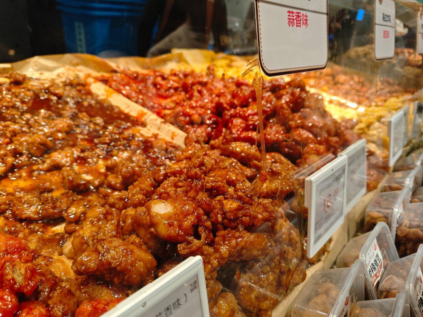 胖东来逛了，炸鸡吃了，确实好[赞]首先炸鸡是韩式那种裹着酱的，那个鸡肉吃得出来很