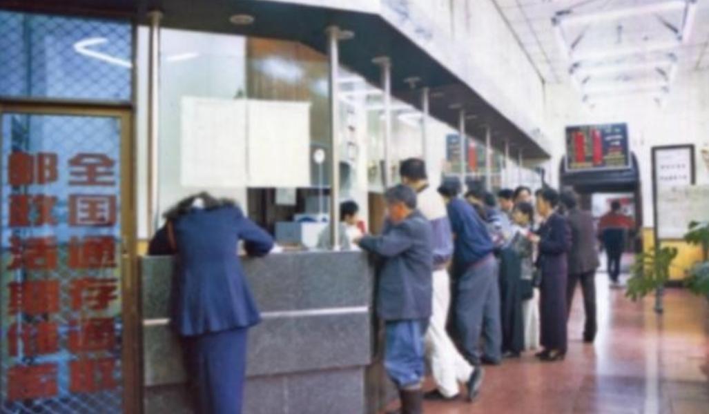 中国邮政真是个神奇的企业！1998年邮电分家后，邮政第一年就亏了179亿，成了全