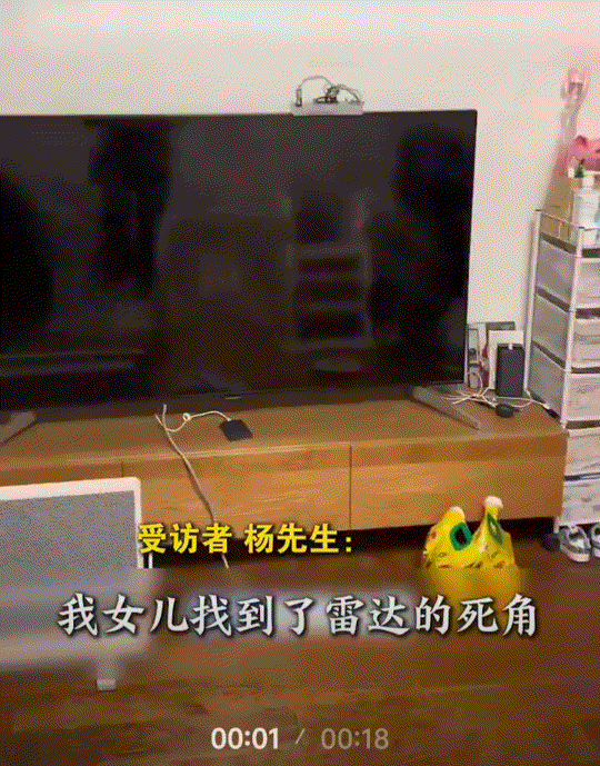 北京，一位爸爸发现女儿看电视时，看着看着就不自觉凑到离电视很近的位置。家人担心损