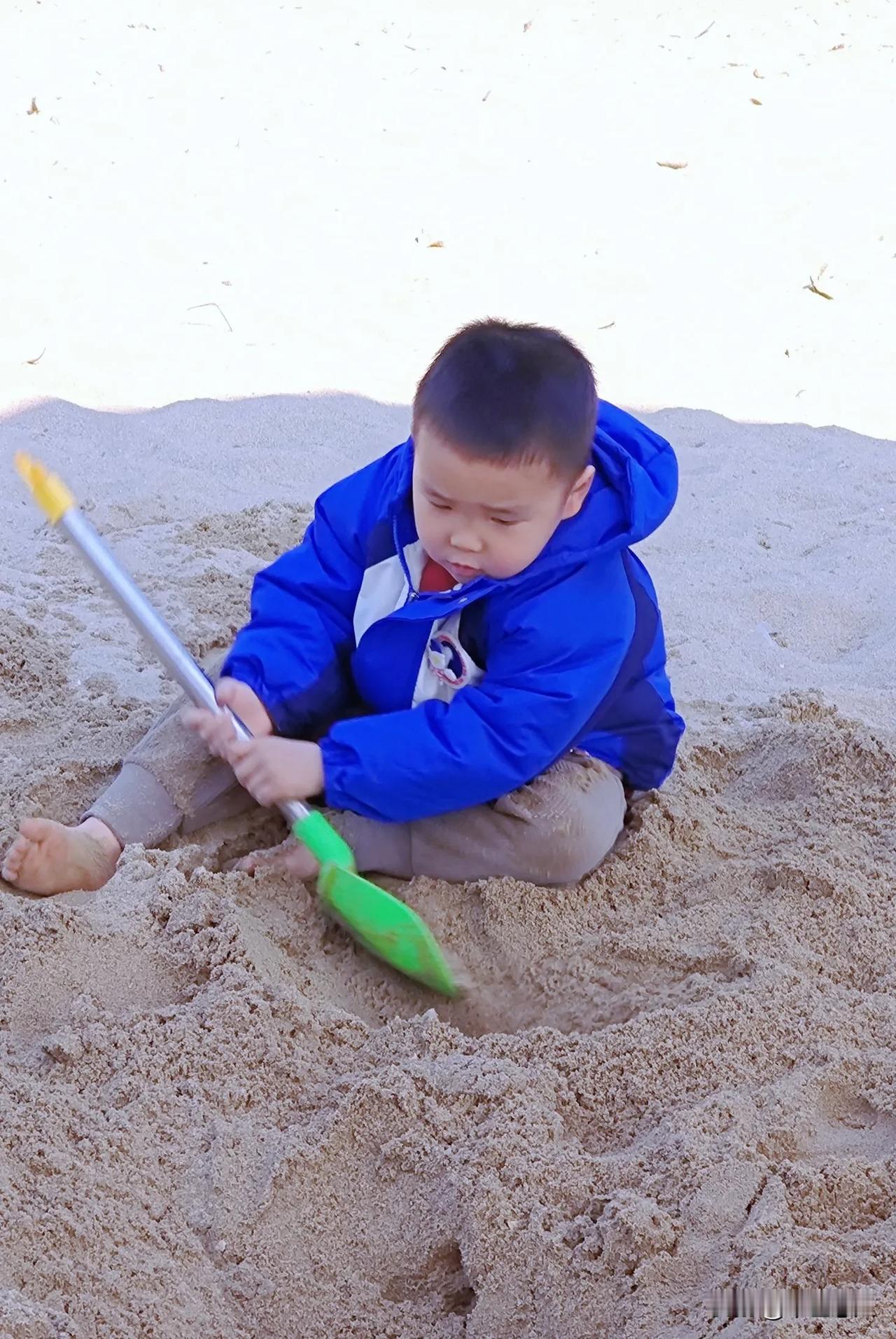 大年初一玩沙子的小男孩
沙坑里的熊孩子 孩子挖沙 小孩挖沙 挖沙玩沙子