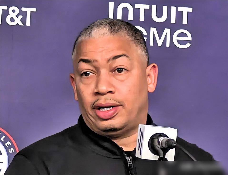 你敢信？17胜51负的国王干翻快船！威少刷209次三双，小卡崴脚离场！
你看，