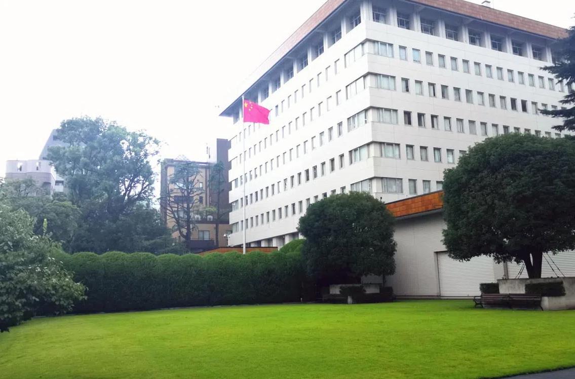 日本极右翼疯狂挑衅，闯中国使馆威胁杀外交官，背后藏着更大危险

在中日关系持续紧