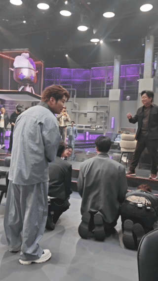 一群人给黄渤跪了黄渤活半辈子没见过这种阵仗天才厨人本来只是想做个饭前拉伸，结果场