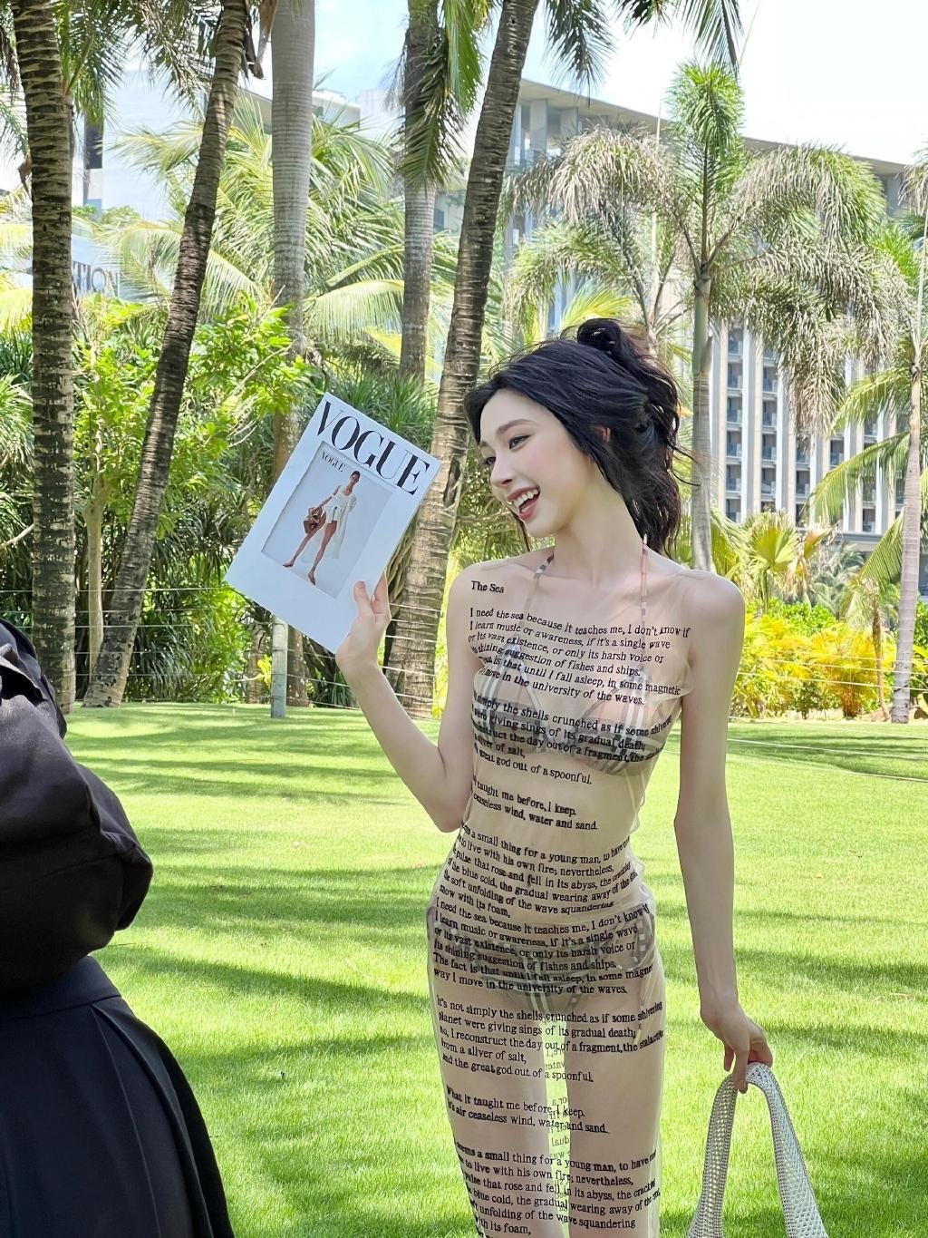 易梦玲这么瘦穿透视裙不擦边吗？ 