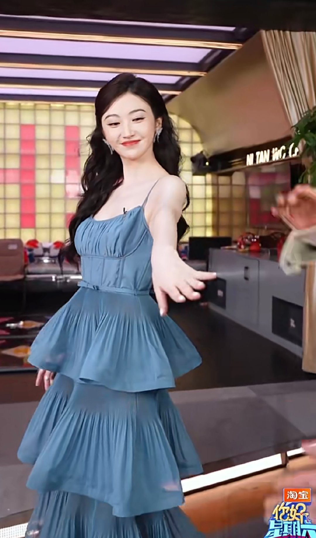 景甜张新成牵手回眸秒了张新成一把霸气拉走景甜 张新成霸气牵走景甜，两人回眸对视，