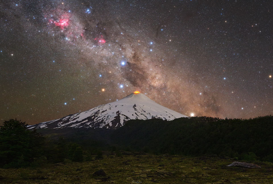 智利火山的南十字和船底座星云Image Credit & Copyright:T