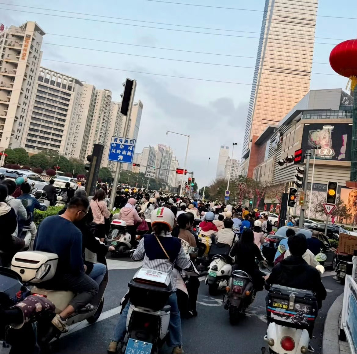 全世界最尊重电瓶车的城市本地人都感到震撼的程度。 ​​​