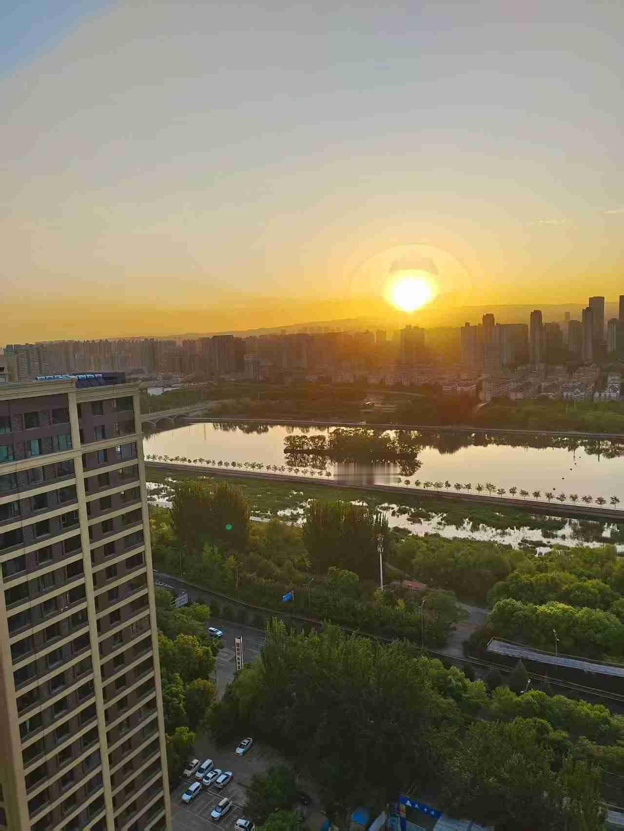 太原的天气一天天热起来了
日出日录屏都有大太阳的陪伴真好啊
处处都是一幅美丽的风