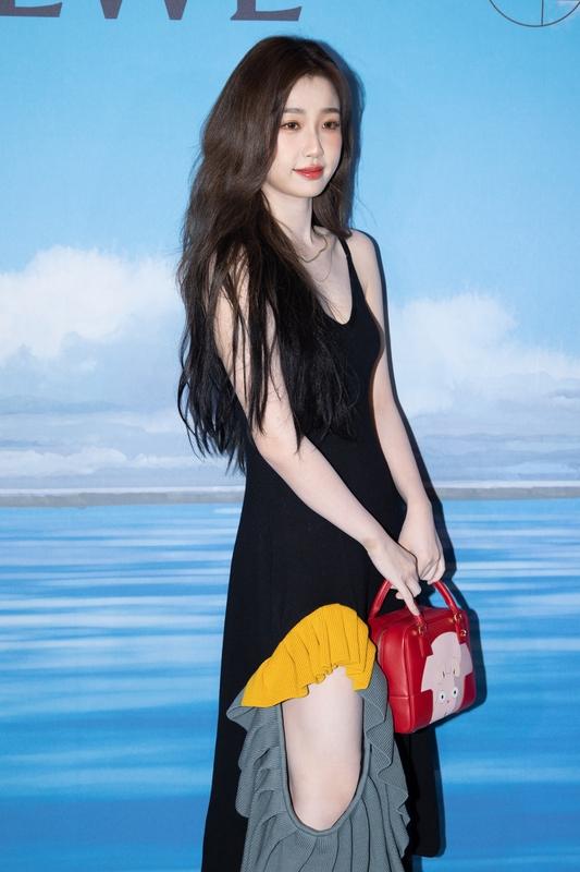 虞书欣是否能凭借《双轨》翻身
虞书欣能否凭《双轨》翻身真是当下热门话题。前段时间