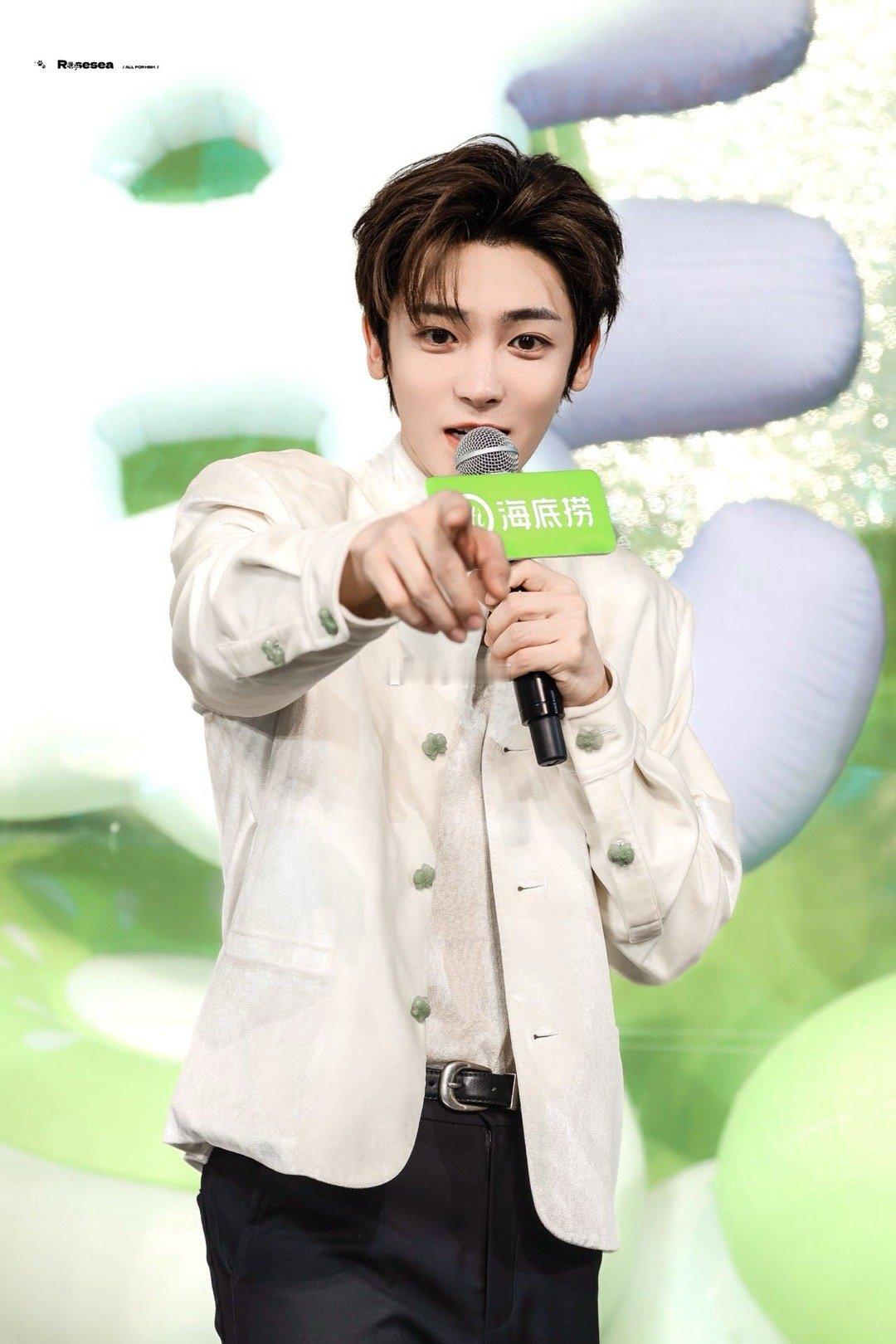 侯明昊嘴角自动上扬 上扬的嘴角藏着无限魅力！侯明昊用实力赢得喝彩，用笑容温暖人心