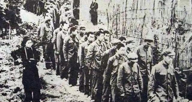 1979年，俘虏交换后，200多名战士终于回到祖国。他们刚刚跨过边境线，广州军区