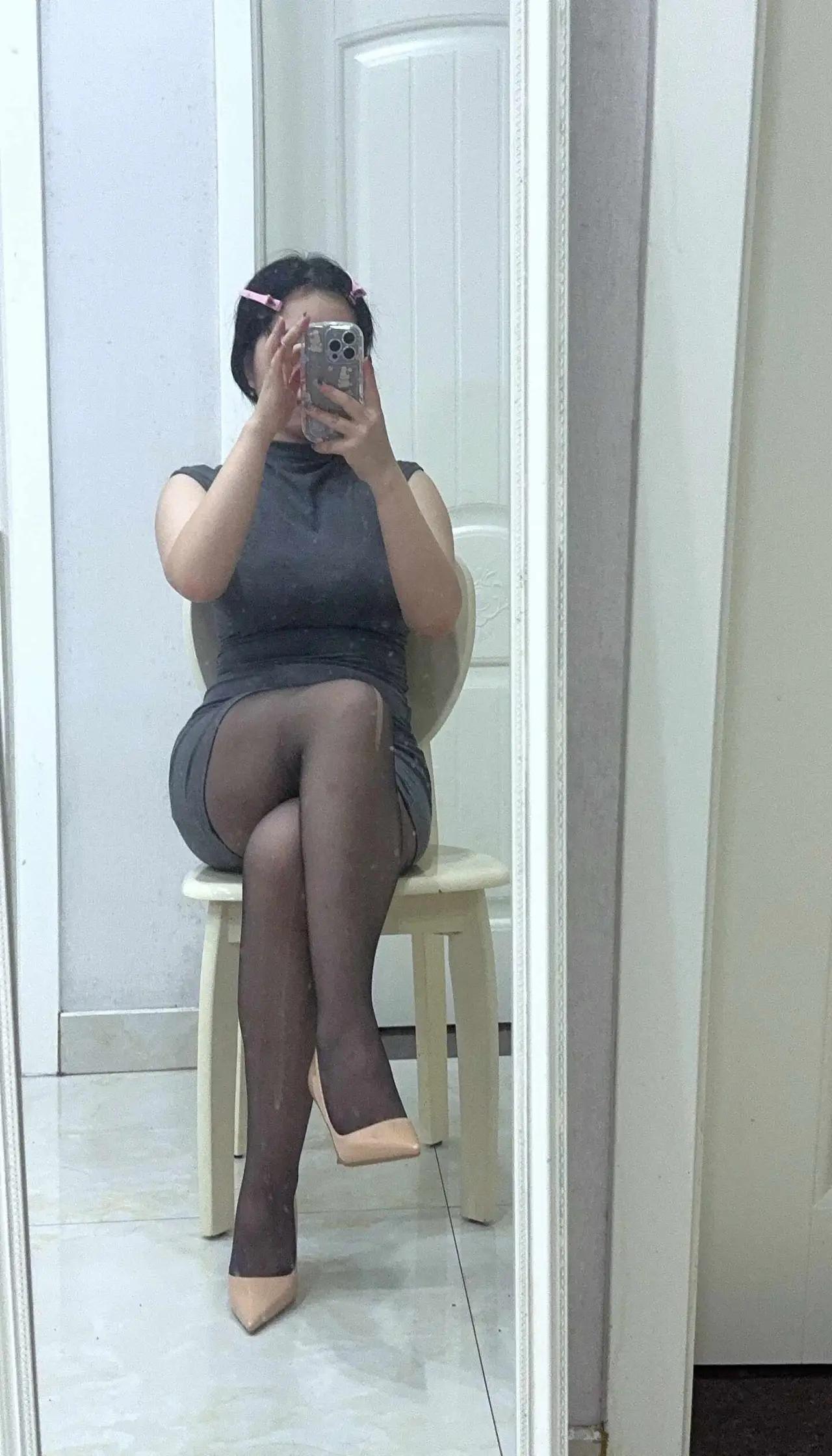高跟鞋成熟成熟性感必备，美女姐姐气质出众。