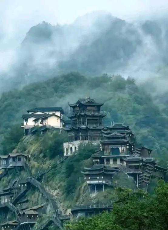 上联：天赐恩施半壁楼；
下联：？？？