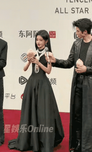 鞠婧祎的情商是不是太低了？旁边的青年男鞋子殷勤地给她递麦克风，她连头都不抬一下，