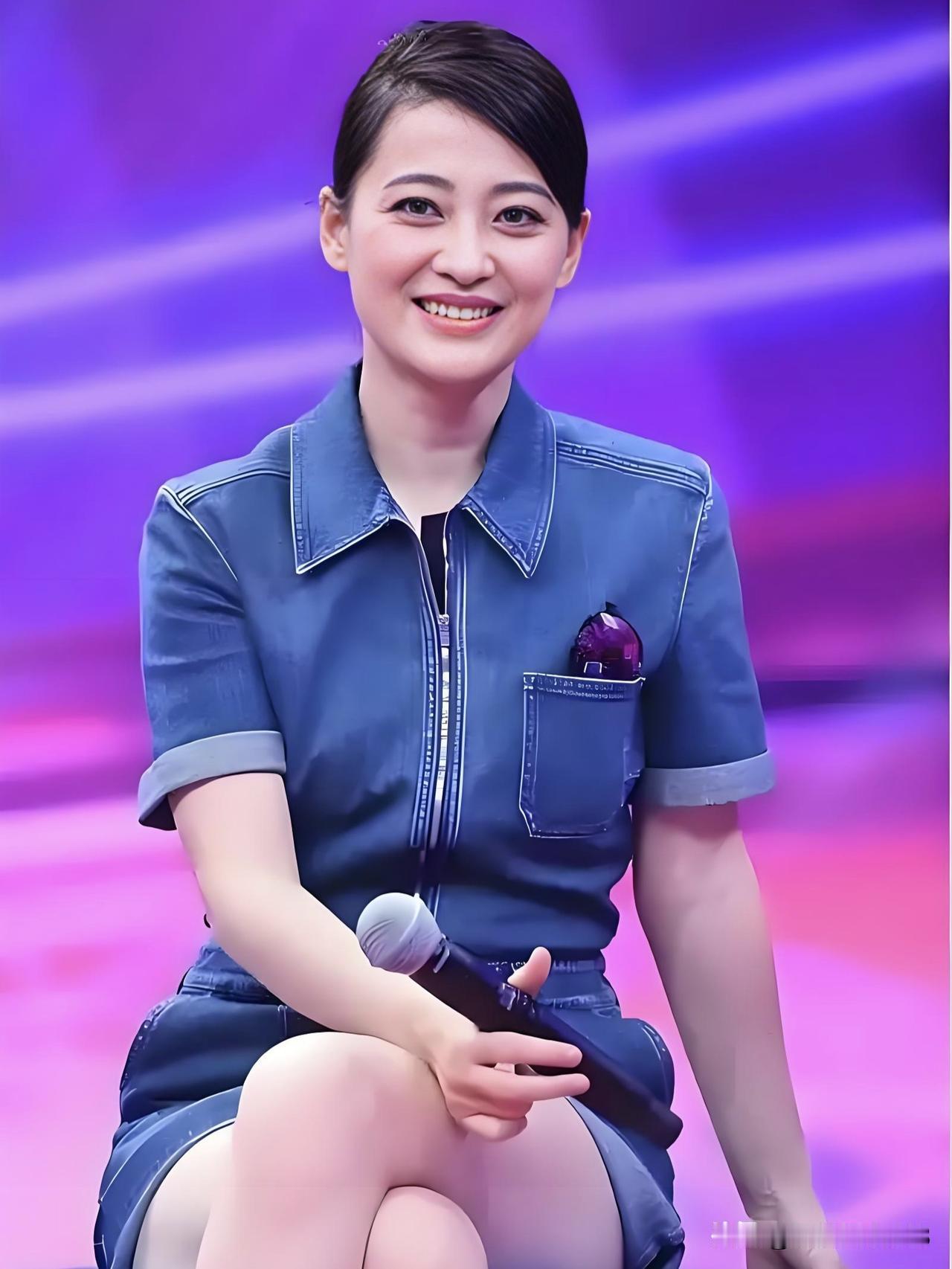 梅婷，岁月从不败美人。她以精湛演技塑造经典，用从容松弛沉淀优雅，在时光流转中活出