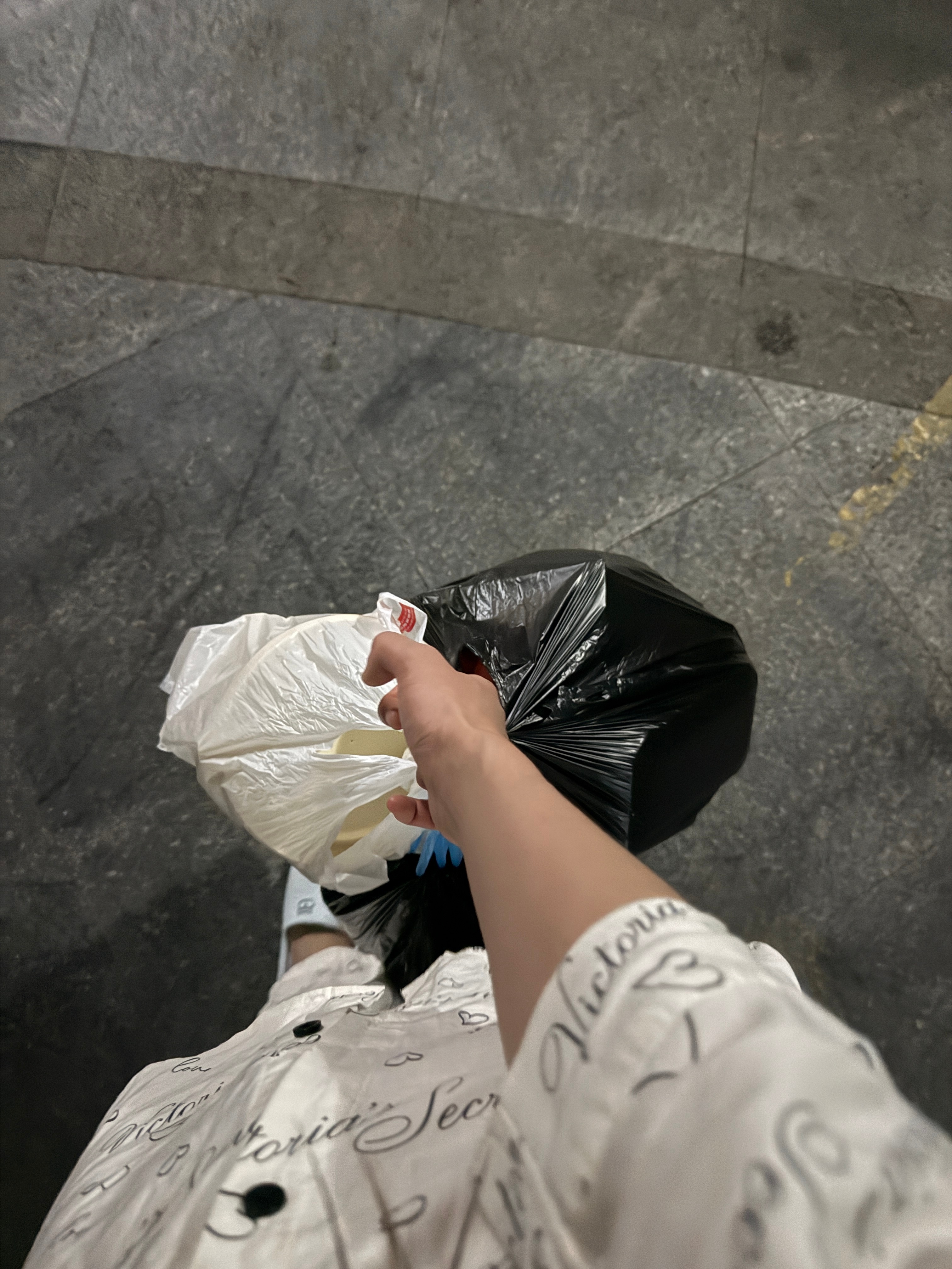 大半夜就这样没事干，下楼丢垃圾