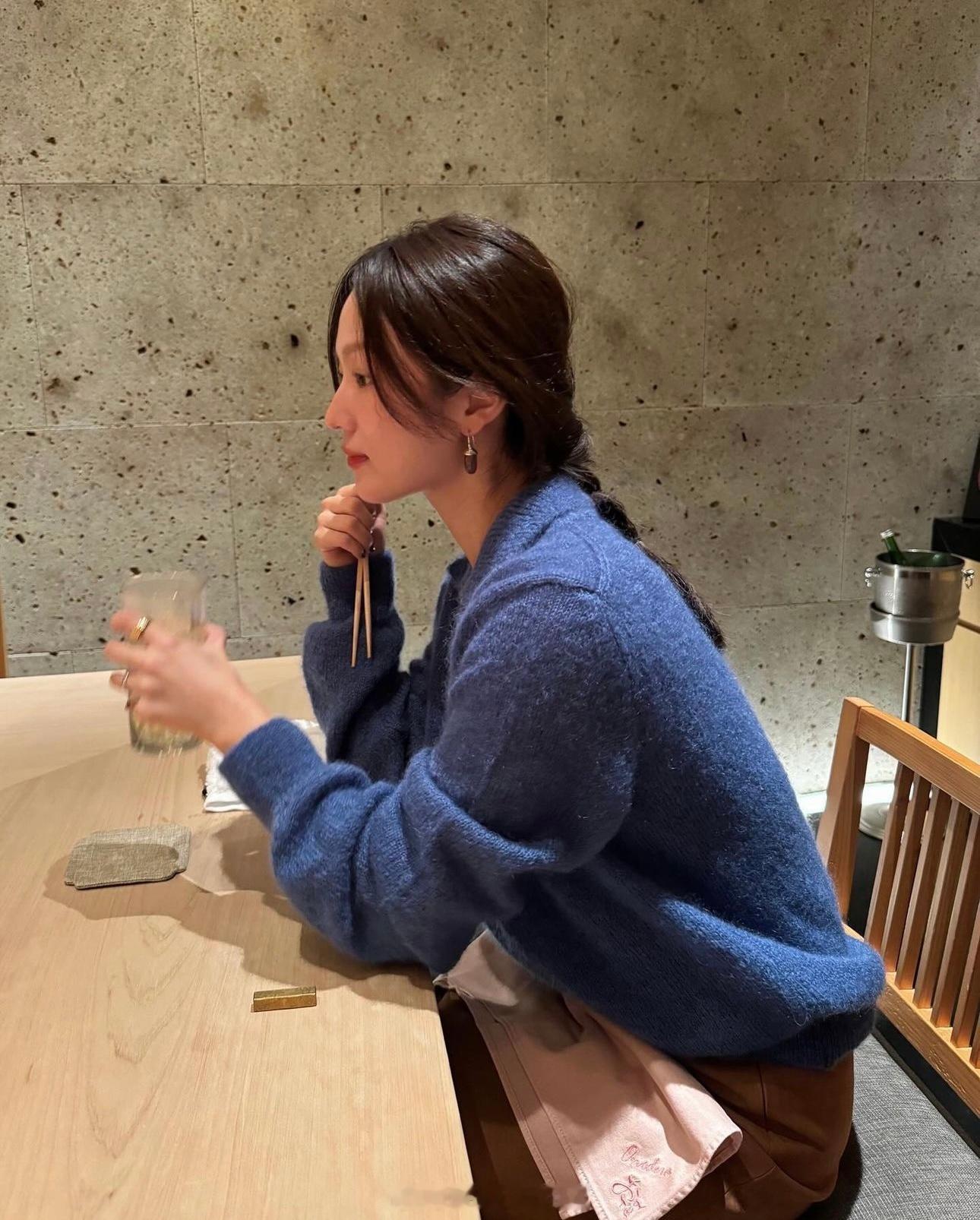 #穿搭分享# 连续更新第2222天一组韩国精致女生秋日日常穿搭周日再休闲一天#超
