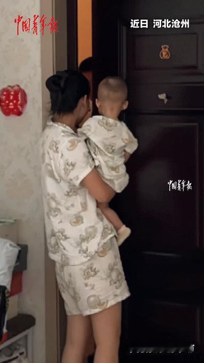 “万万没想到！”河北一小伙退伍回到家，妻子抱着孩子开门迎接，本以为会得到丈夫拥抱