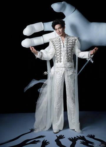 陈楚生地产界唱歌最好听的 陈楚生内娱演唱会的良心标杆 一边是被大家调侃地产界唱歌