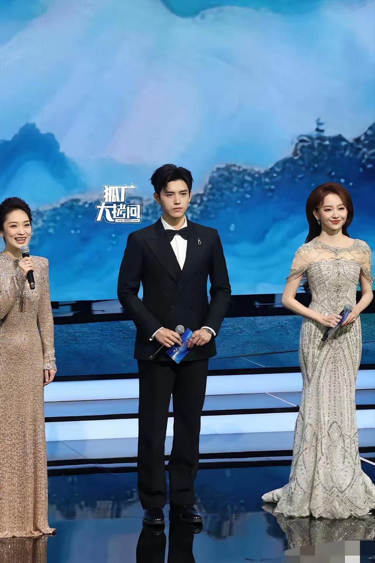 昨天晚上金鸡奖开幕式最尴尬的，
不是男明星穿错了礼服，也不是女明星做错了造型，而