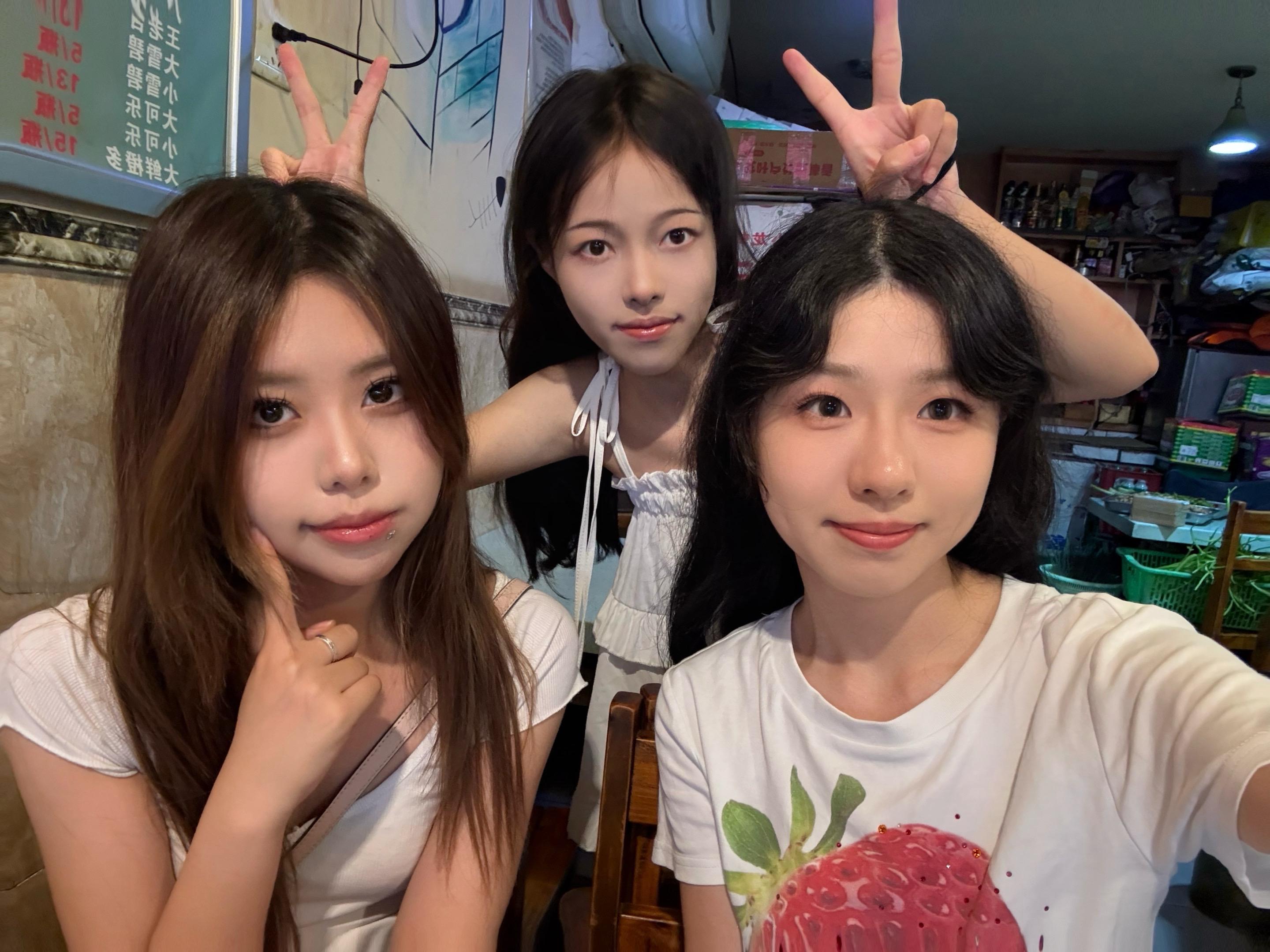 就这样一直一起出同剧组。 灵感来自