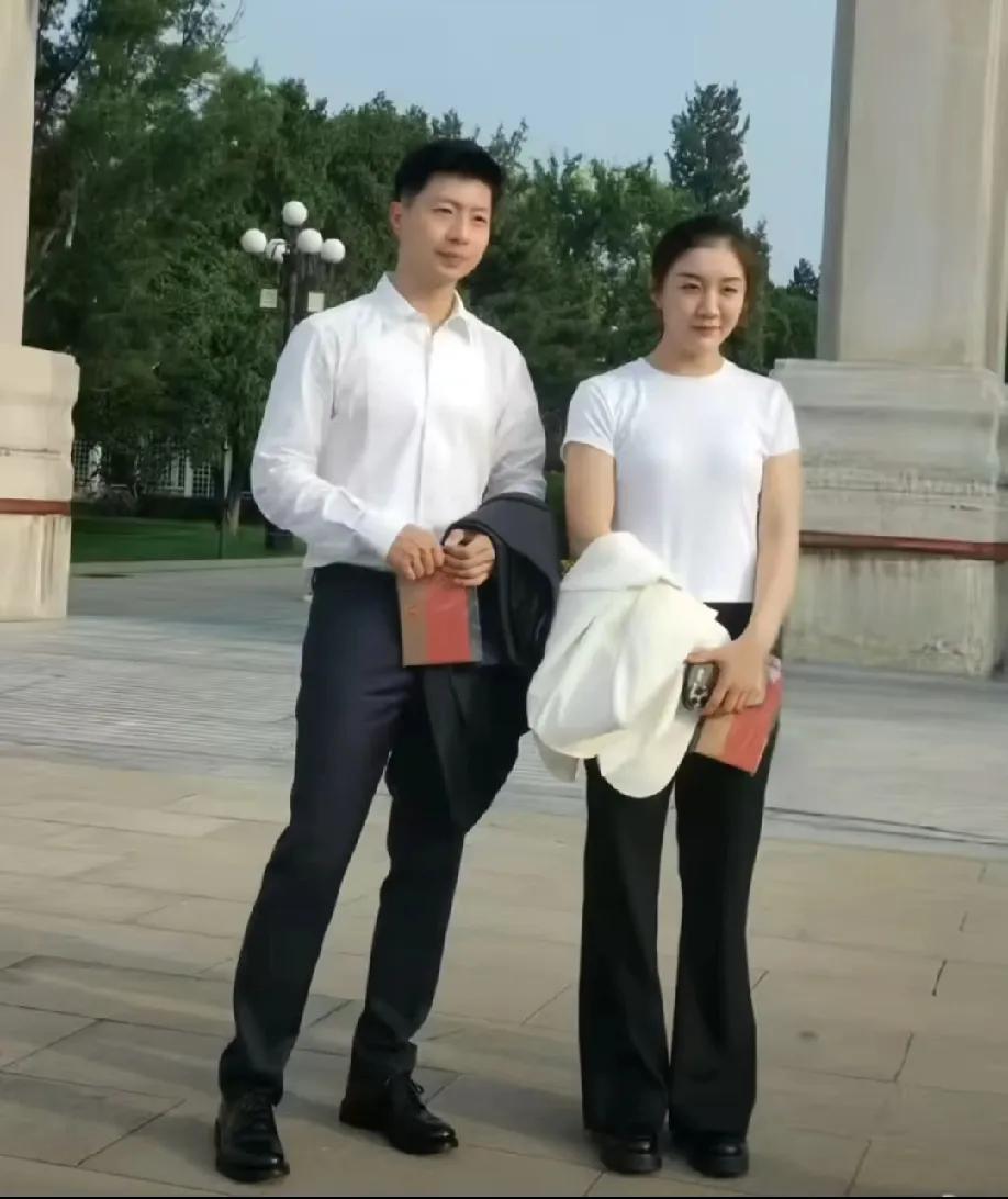 马龙去现场看了九三阅兵现场观礼，
连呼震撼和幸福，
陈梦也受邀观礼阅兵，
同样感