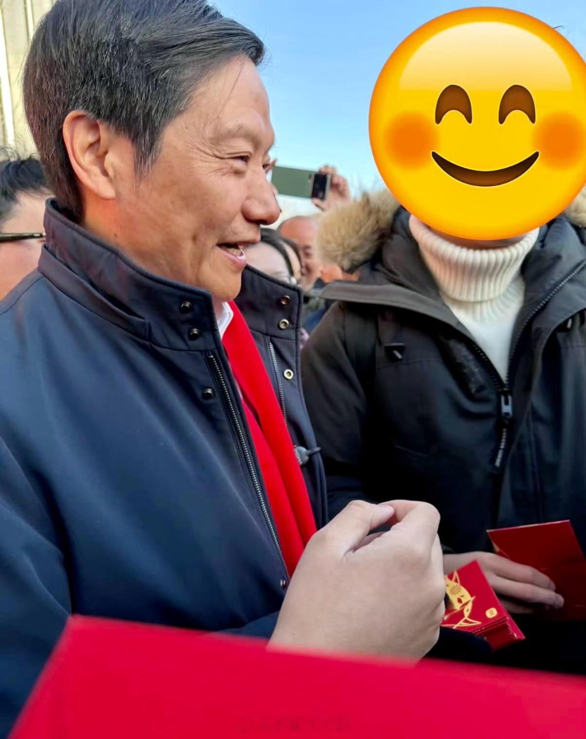 大年初八开工日，雷总便携高管团队现身，为小米同学们派发开工红包，送上新一年“红红