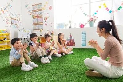 谁能想到，一场庄严神圣的仪式，主角居然是两个连摇把都快抡不动的小娃娃？
最近，济