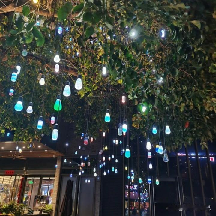 这两天上午，我坐在床头都会感觉到心房突突突地跳手脚无力。当时，先生都没有在家里，