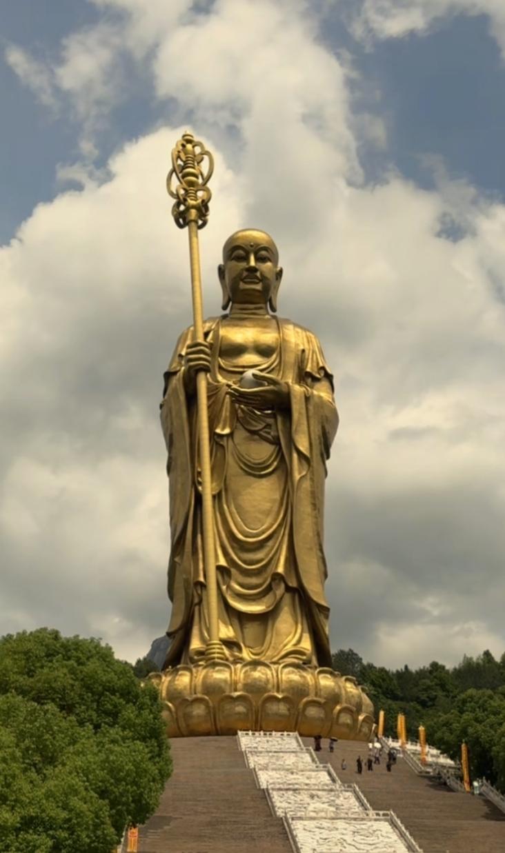 我很忙，无处话凄凉。纵使相逢应不识，尘满面，眼游离，霜打茄子亦彷徨。