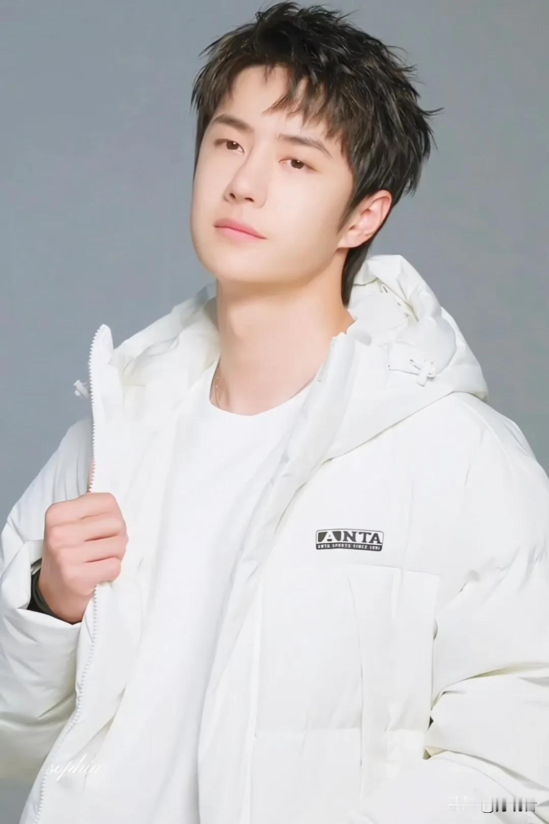我的魂儿才刚从《探索新境》中抽出来，就被一博一连串儿的美貌代言图给迷住🤩啦！这