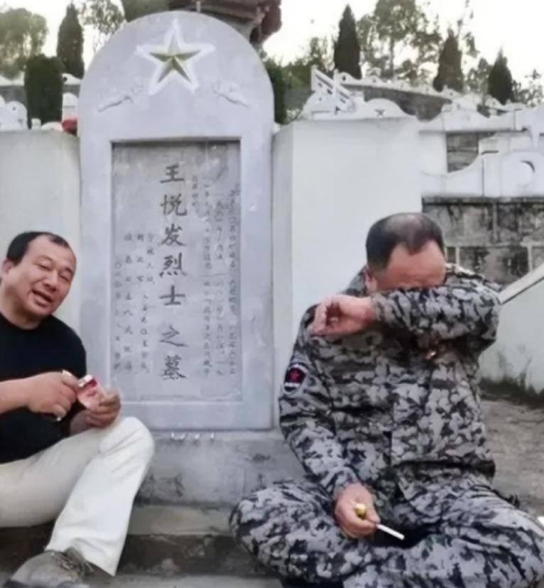 2013年，退伍军人韩维民去麻栗坡烈士陵园给战友王悦发扫墓，负责管理的张园长告诉