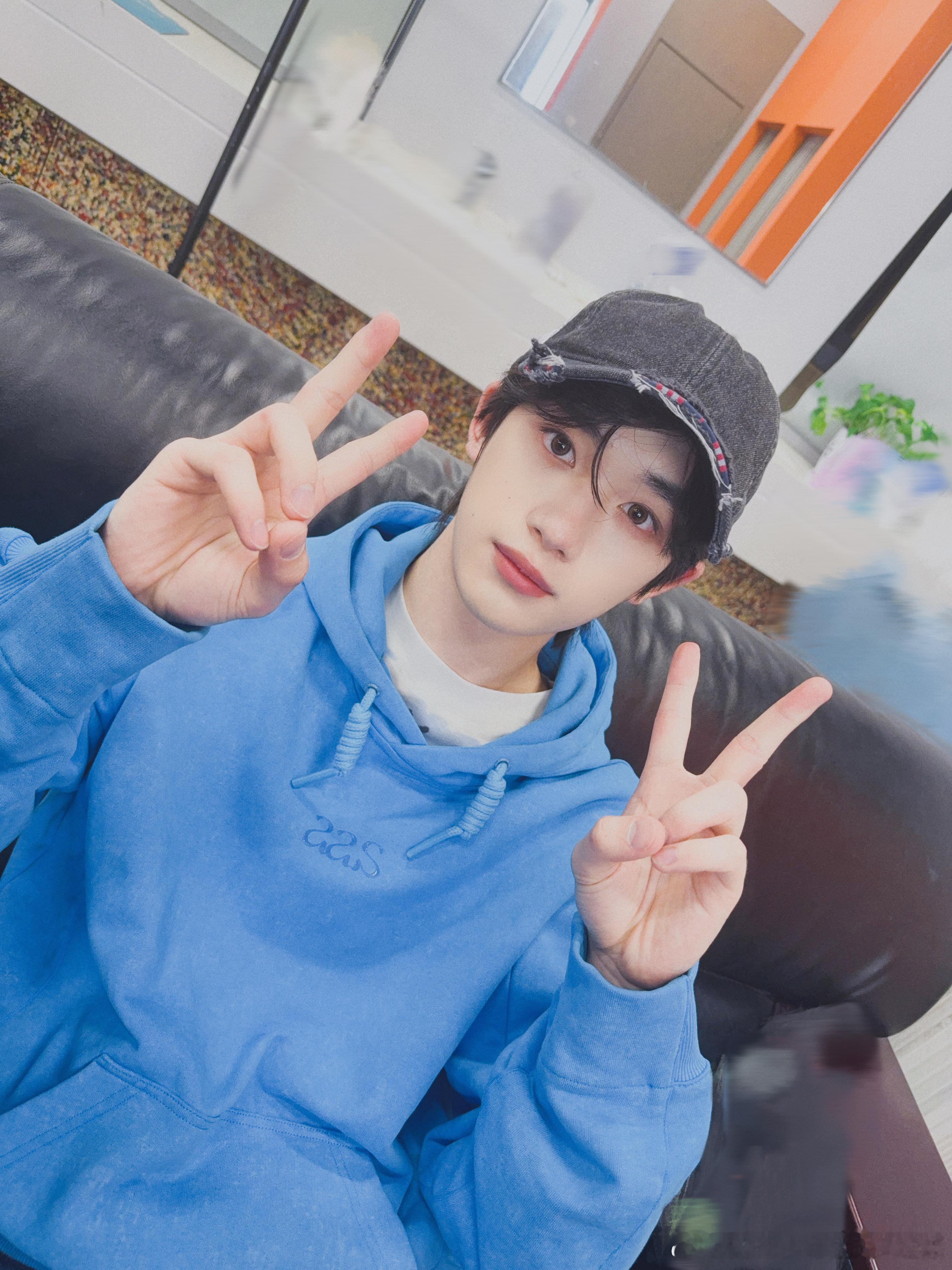 丁程鑫[超话]  🦊 丁程鑫 逐光廿三破晓星途  我们约定的下次见 是在正确的