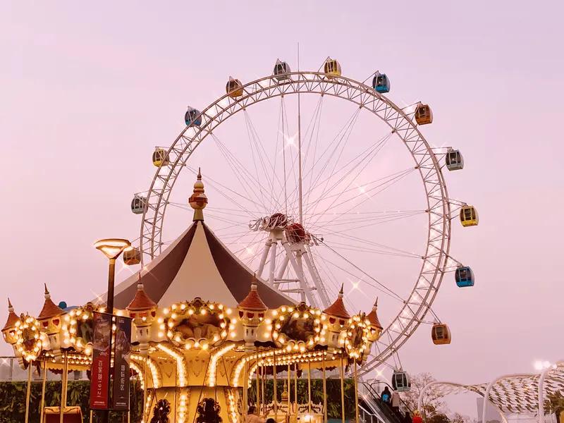 幸福这词，千人千面。对我来说，幸福是生活里的小确幸。清晨，阳光轻洒，鸟鸣悦耳，开