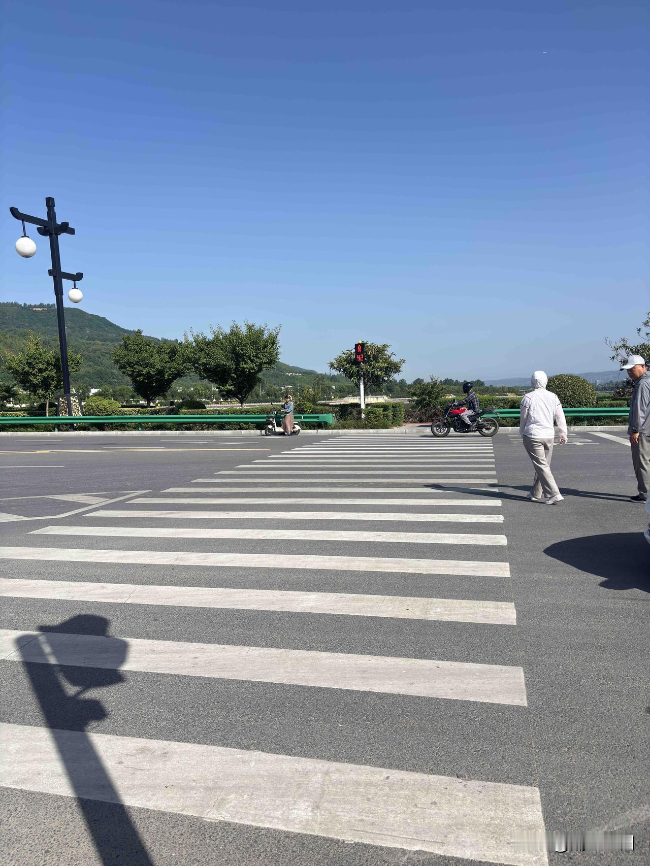 蓝田北环路西头这里，安装红绿灯了，行人过马路要注意安全，遵守交通规则。