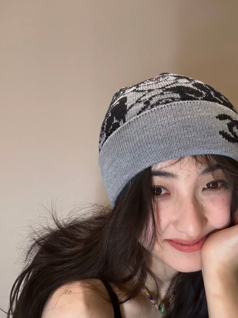 一个小纹身而已有什么好审判的，我还以为多大的纹身呢？妹妹早已经成年，对男明星怎么