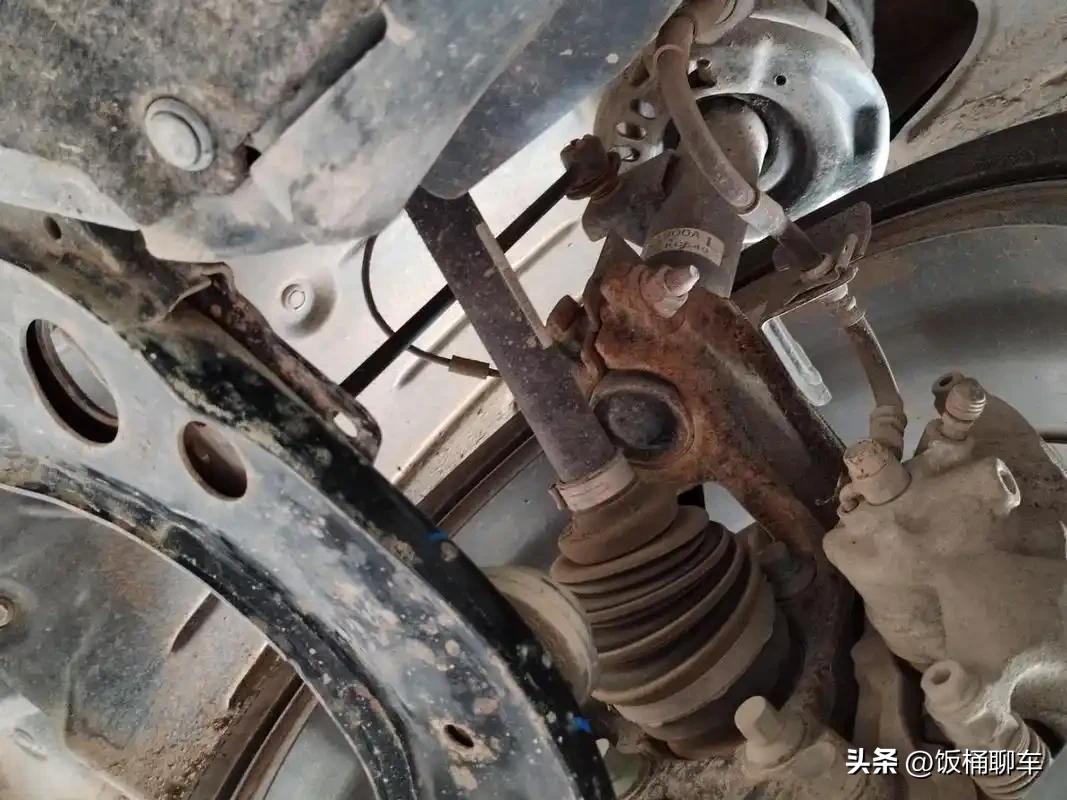 在海边使用的车，没有不生锈的。
就拿我们烟台来说，冬天这里是雪窝子，会撒融雪剂；